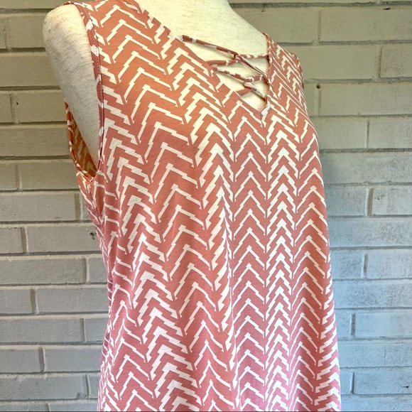 NWT🌸Printed Sleeveless Blouse - Picture 4 of 9